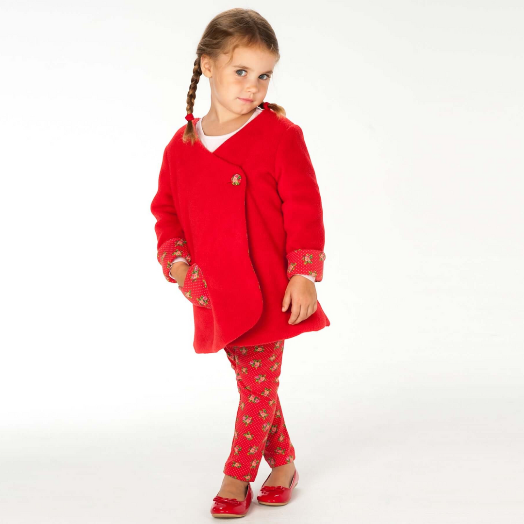 Patternforkids Schnittmuster Set LENA ENNA: Mädchen trägt rote Tunika und gemusterte Leggings aus weichem Stoff