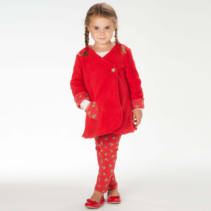 Patternforkids Schnittmuster LENA ENNA Set: Rote Fleece-Tunika und gemusterte Leggings an einem kleinen Mädchen