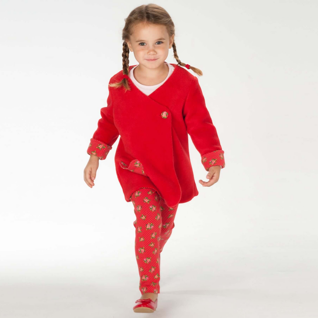 Patternforkids Schnittmuster LENA ENNA: Mädchen trägt rote Tunika und gemusterte Leggings aus dem PDF-Set.