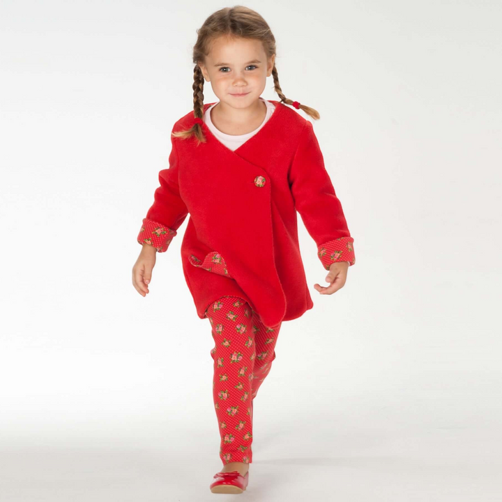 Patternforkids Schnittmuster LENA ENNA: Mädchen trägt rote Tunika und gemusterte Leggings aus dem PDF-Set.