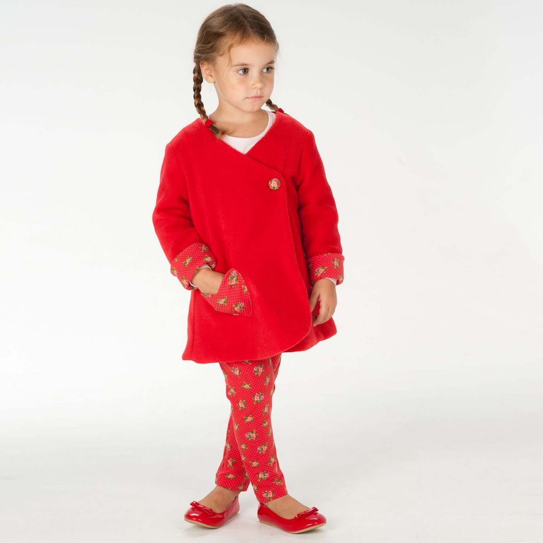 Patternforkids Schnittmuster LENA ENNA Set: Rote Fleece-Tunika und gemusterte Leggings an einem kleinen Mädchen.