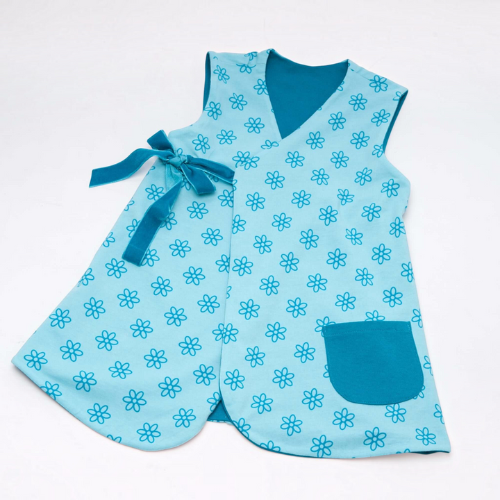 Patternforkids LENA Tunika in Hellblau mit Blumenmuster, Wickeloptik, Bindeband und aufgesetzter Tasche