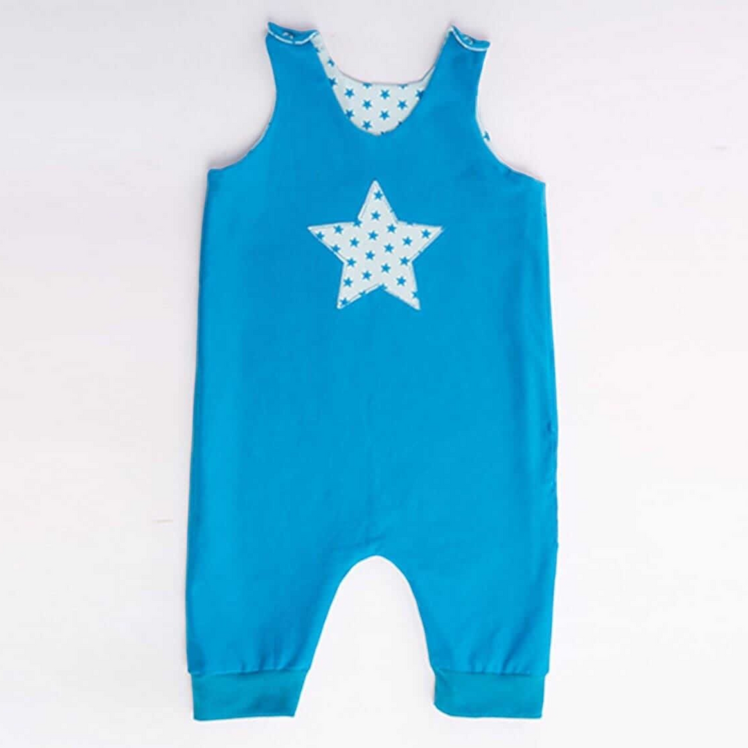 Patternforkids Wendeoverall Alberto in Blau mit weißem Sternenmuster auf der Brust und Bündchen an den Beinen
