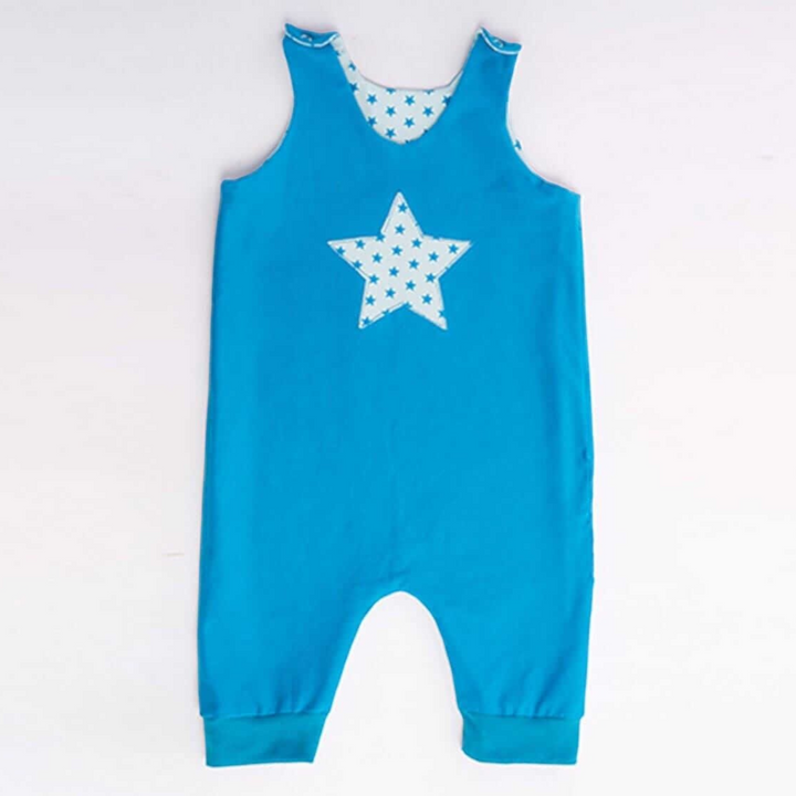 Patternforkids Wendeoverall Alberto in Blau mit weißem Sternenmuster auf der Brust und Bündchen an den Beinen