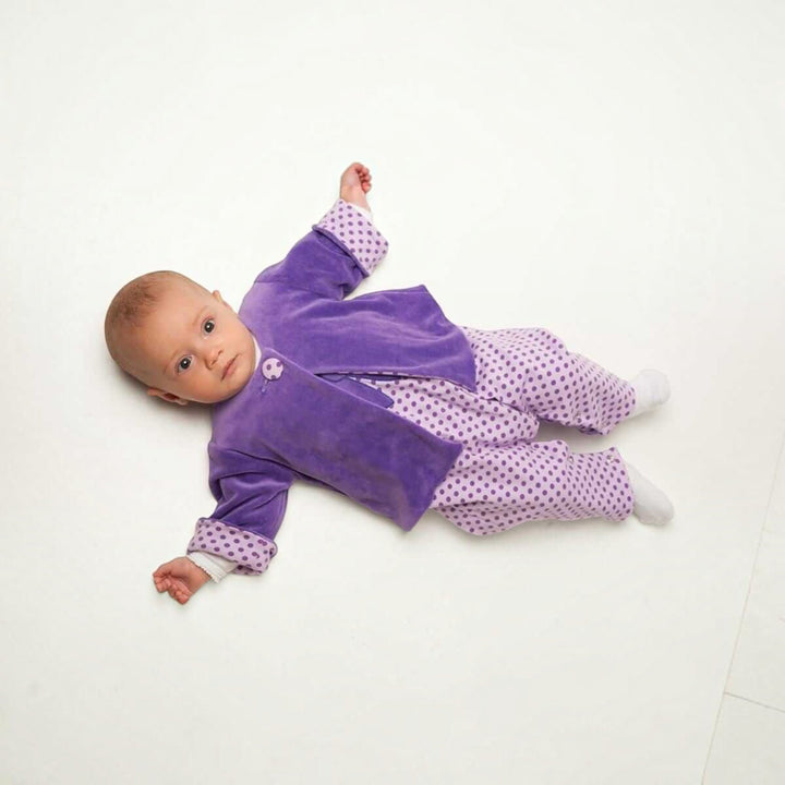 Baby Set pdf Schnittmuster PLINIO FILIPPA BUBU – Overall, Jacke & Mütze 56/62–92/98 in lila mit Punkten auf einem Baby