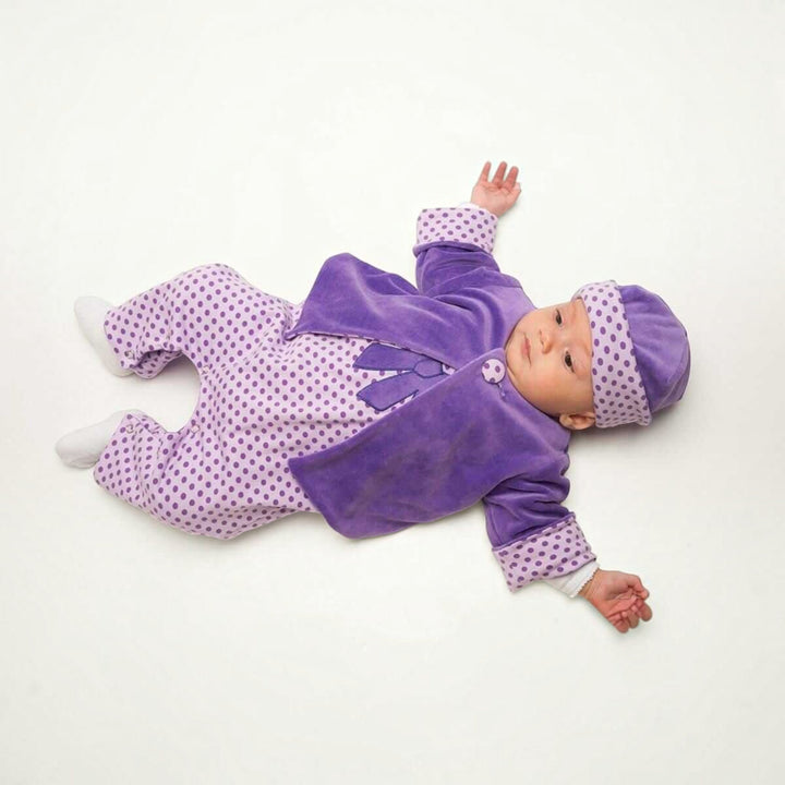 Baby Set pdf Schnittmuster PLINIO FILIPPA BUBU – Overall, Jacke & Mütze 56/62–92/98 in lila mit Punkten.