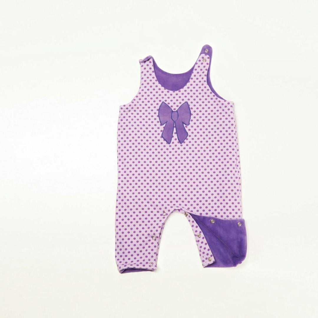 Baby Set pdf Schnittmuster PLINIO FILIPPA BUBU – Overall, Jacke & Mütze 56/62–92/98 in lila mit Polka Dots