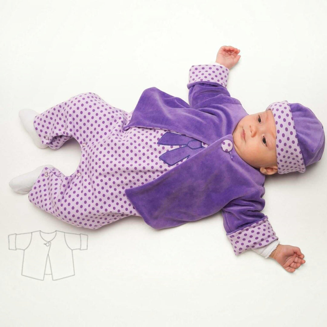Baby Set pdf Schnittmuster PLINIO FILIPPA BUBU – Overall, Jacke & Mütze 56/62–92/98 in lila mit Punkten.