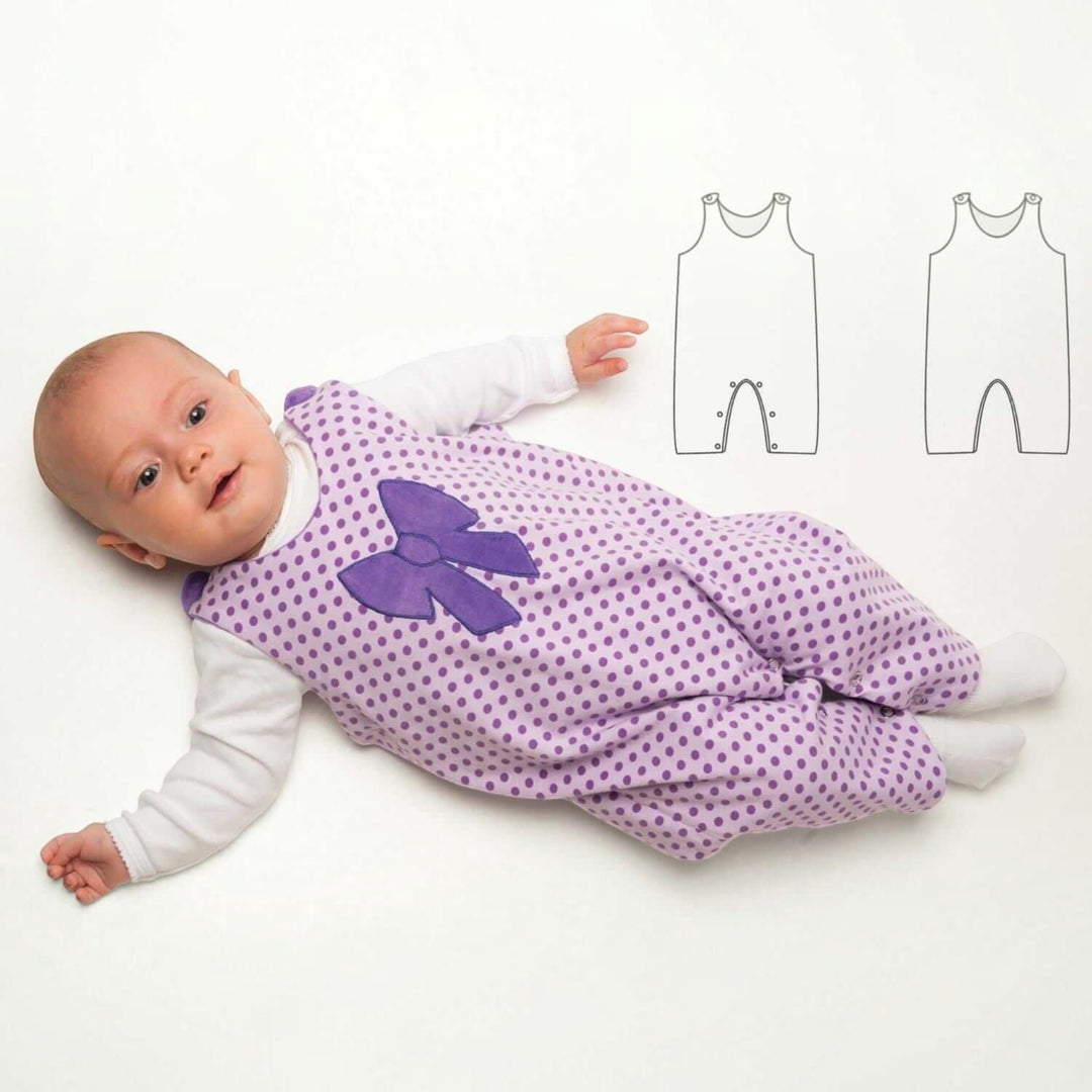 Baby Set pdf Schnittmuster PLINIO FILIPPA BUBU – Overall, Jacke & Mütze 56/62–92/98, Baby im lila Overall mit Punkten.
