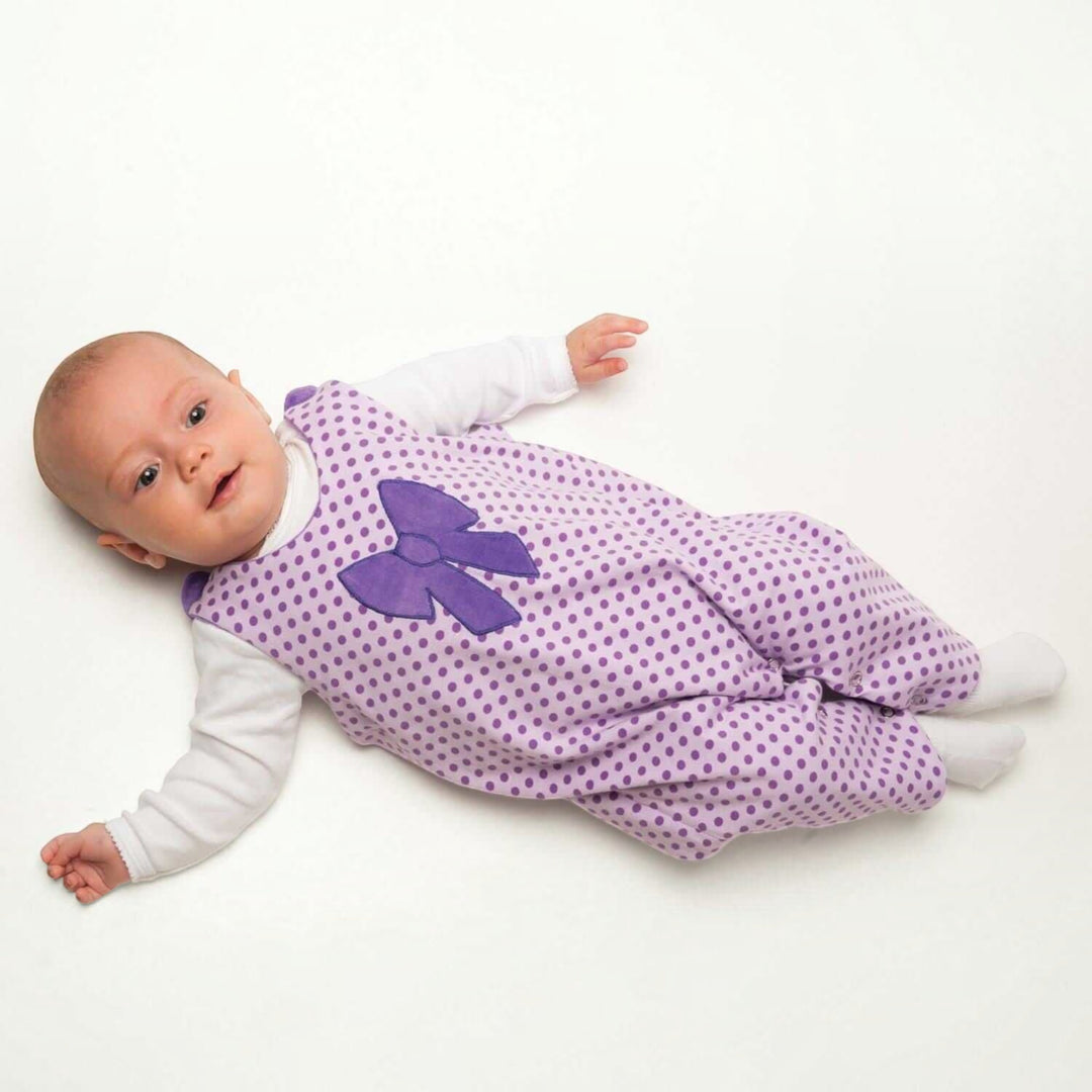 Baby Set pdf Schnittmuster PLINIO FILIPPA BUBU – Overall, Jacke & Mütze 56/62–92/98 in lila mit Punkten