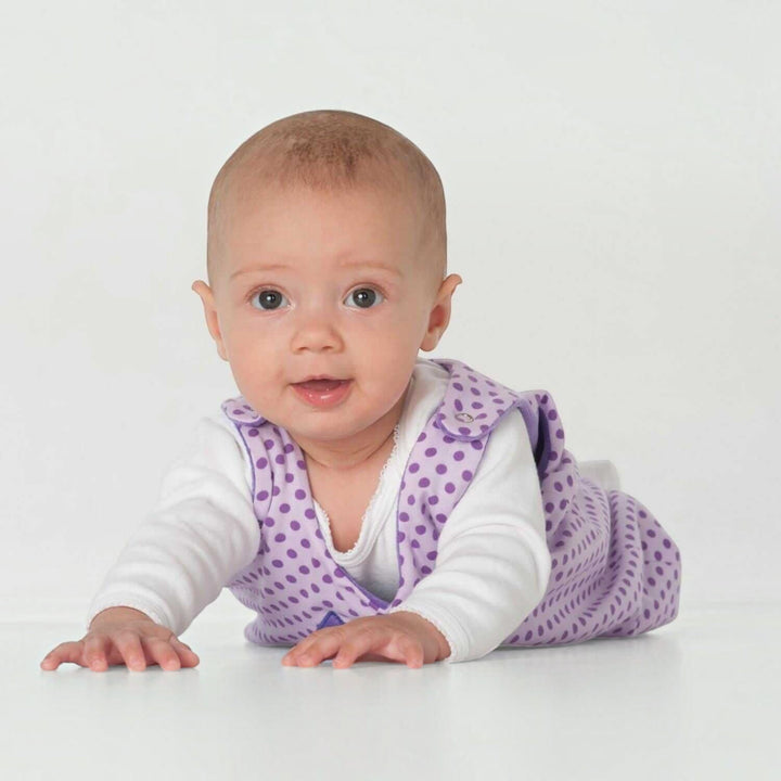 Baby Set pdf Schnittmuster PLINIO FILIPPA BUBU – Overall, Jacke & Mütze 56/62–92/98 - Baby in purple polka dot outfit.