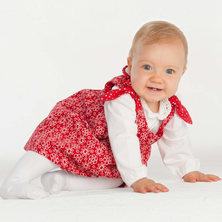 Baby Set PDF Schnittmuster BABY TWINSET – Trägerkleider & Pumphose 50/56–98/104, smiling baby in red dress crawling.