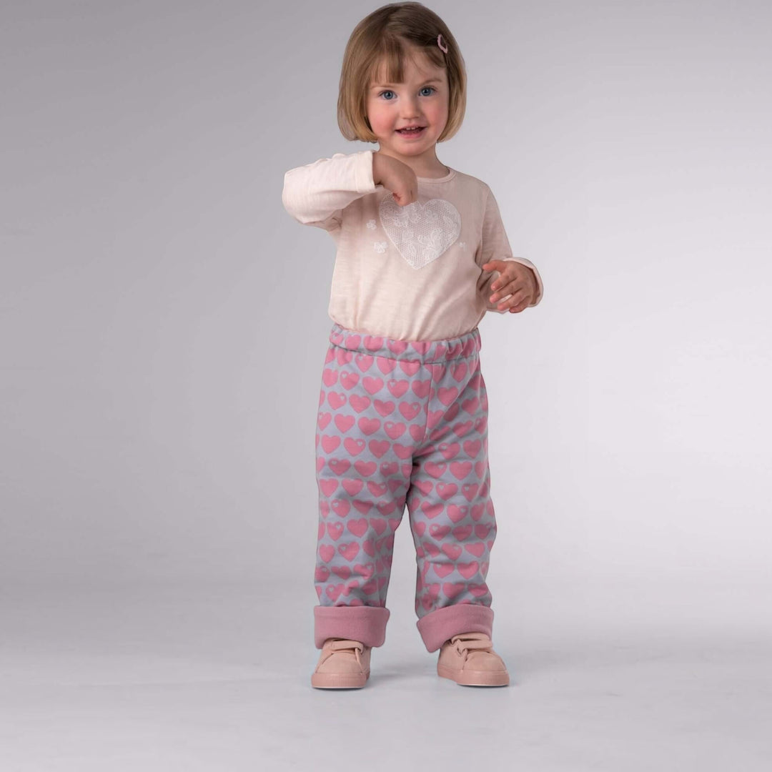 Kinder Wendehose PDF Schnittmuster FIOCCO – gefüttert 74/80–134/140: Mädchen mit gefütterten Wendehosen mit Herzdesign.