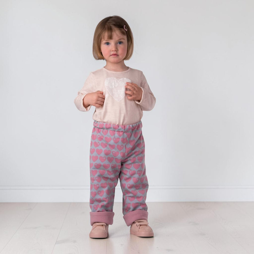 Kinder Wendehose PDF Schnittmuster FIOCCO – gefüttert 74/80–134/140: Beidseitig tragbare Babyhose in Herzdesign.