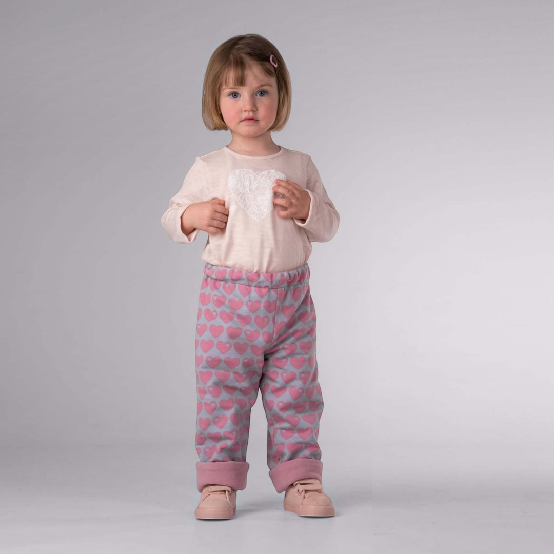 Kinder Wendehose PDF Schnittmuster FIOCCO – gefüttert 74/80–134/140: Beidseitig tragbare Kinderhose in Herzdesign.