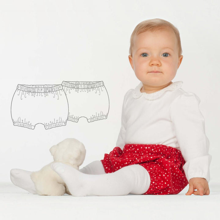 Baby Set PDF Schnittmuster BABY TWINSET – Trägerkleider & Pumphose 50/56–98/104, Baby im roten Rock mit gezeichneten Shorts.