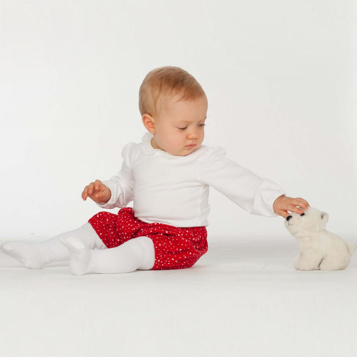 Baby Set PDF Schnittmuster BABY TWINSET – Trägerkleider & Pumphose 50/56–98/104: Baby in red polka dot shorts playing with a toy.