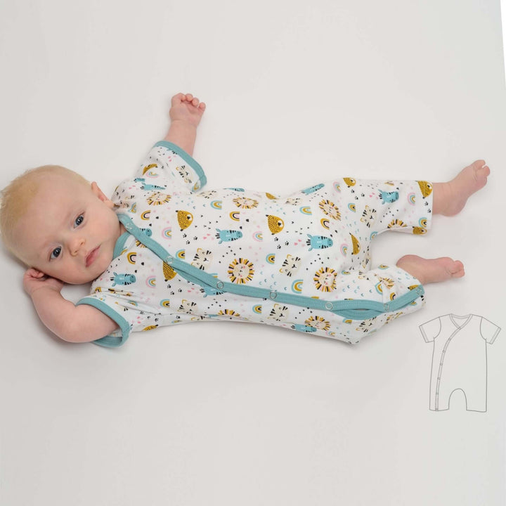 Baby Strampler PDF Schnittmuster LEON – 2-in-1 mit Druckknöpfen 50/56–98/104, Baby in buntem Strampler auf einem weißen Hintergrund.
