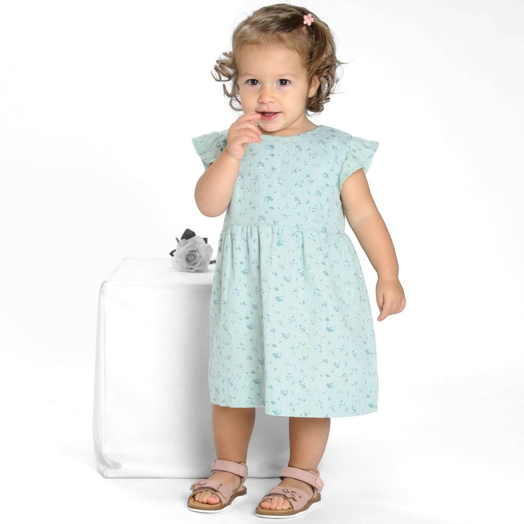 Schnittmuster Retro Kleid für Mädchen ELLA PDF, ein kleines Mädchen in einem blauen Kleid mit Volumenrock.