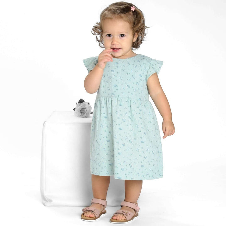 Babykleid PDF Schnittmuster ELLA – Retro Kleid mit 2 Varianten 50/56–98/104, Mädchen in blauen Blumen-Kleid.