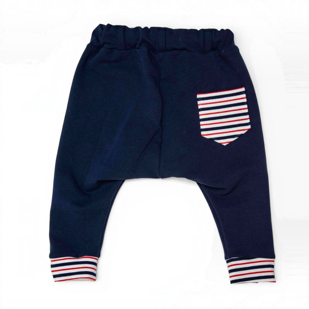 Haremshose PDF Schnittmuster DADO – Baggy Kinderhose mit Taschen 92/98–140/146 in dunkelblau mit gestreiftem Pocket