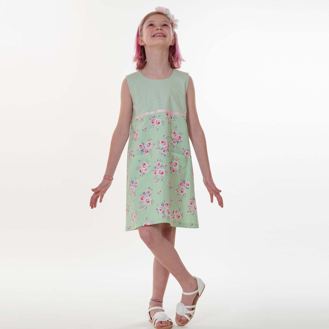 Mädchenkleid PDF Schnittmuster GEMMA – A-Linie mit Reißverschluss 92/98–152/158, ärmelloses Kinderkleid in grün mit Blumen.