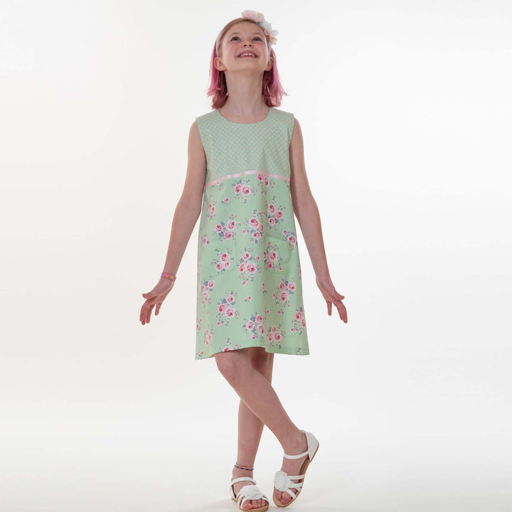 Mädchenkleid PDF Schnittmuster GEMMA – A-Linie mit Reißverschluss 92/98–152/158, ärmelloses Kinderkleid in grün mit Blumen.