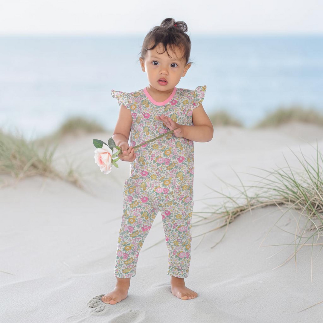Schnittmuster Baby Overall MIA PDF - süßes Baby Jumpsuit mit Rüschenaermeln und Blumenmuster, perfekt für Sommeroutfits.