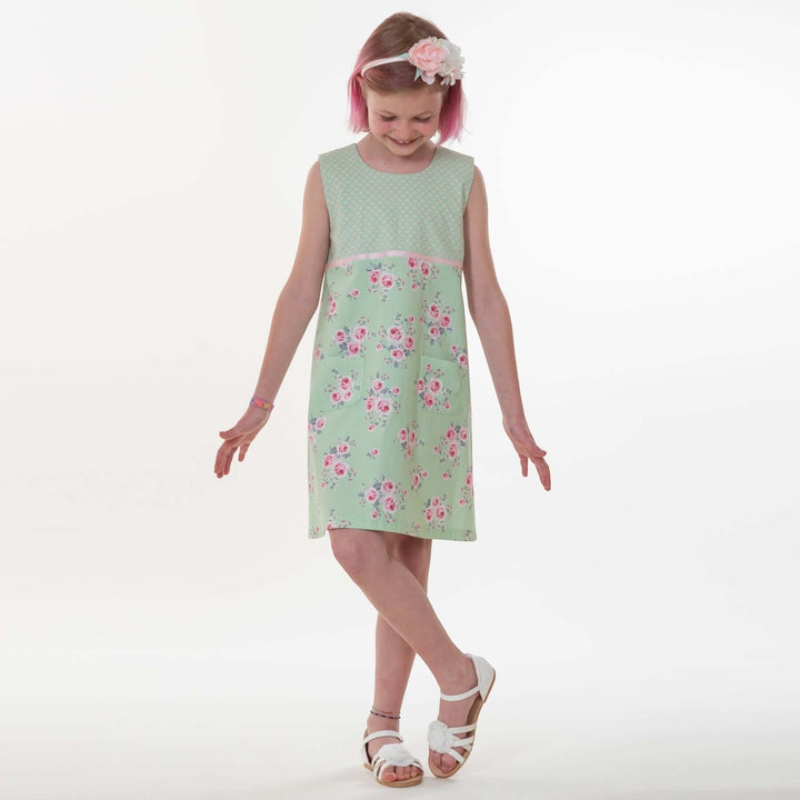 Mädchenkleid PDF Schnittmuster GEMMA – A-Linie mit Reißverschluss 92/98–152/158, ärmelloses Kleid mit Blumenmuster.