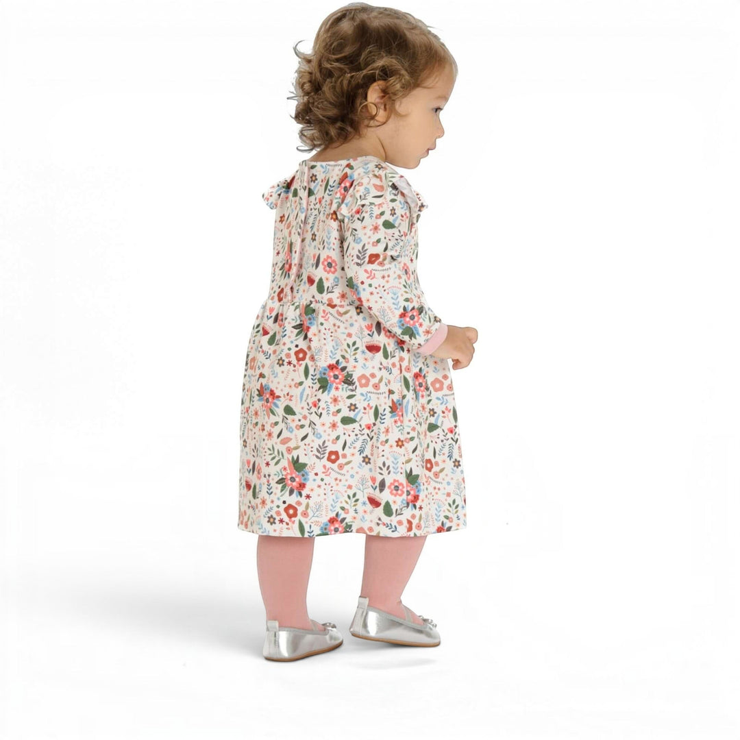 Babykleid PDF Schnittmuster ELLA – Retro Kleid mit 2 Varianten 50/56–98/104, Mädchen im floralem Kleid mit Rüschendetails.