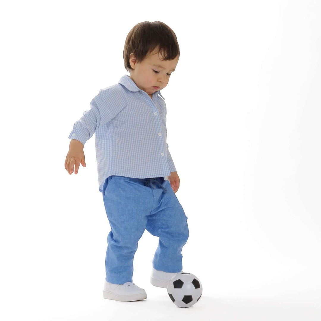 Schnittmuster Baby Hemd & Hose TOM NOAH PDF - Baby in Hemd und Hose mit Fußball.