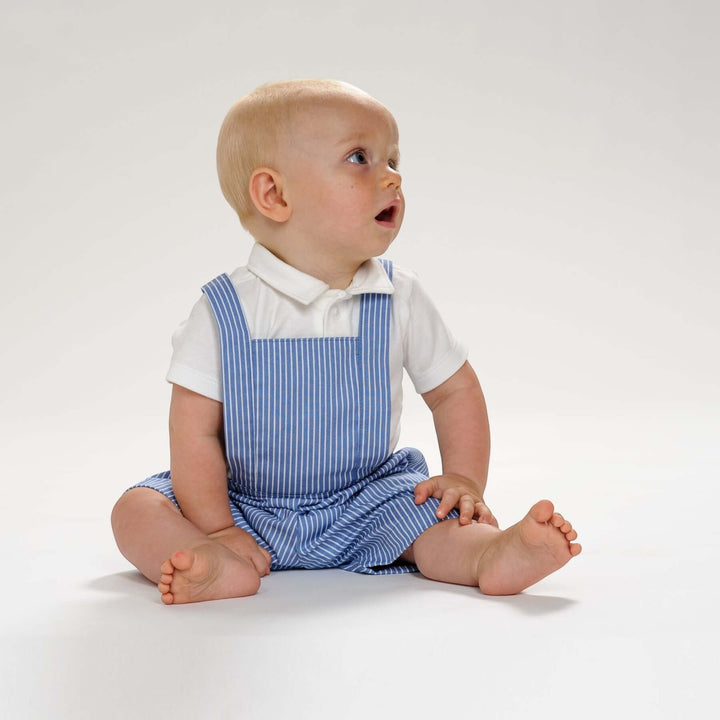 Schnittmuster Kleinkind Latzhose MAX PDF 2 in 1 Modell in blauer gestreifter Latzhose mit weißen Shirt.