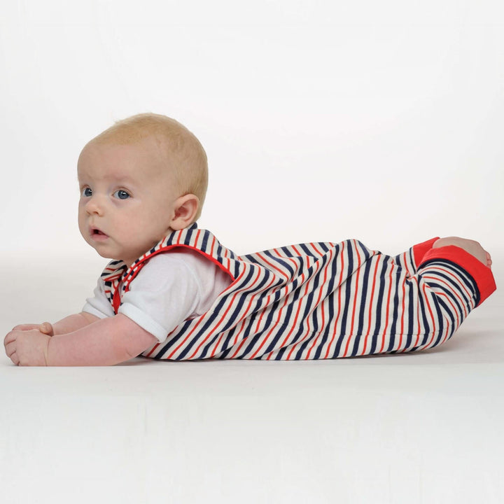 Baby Strampler PDF Schnittmuster LEO – Druckknopfleiste & Beinumschlag 56/62–92/98: Baby in gestreifter Baby Overall.