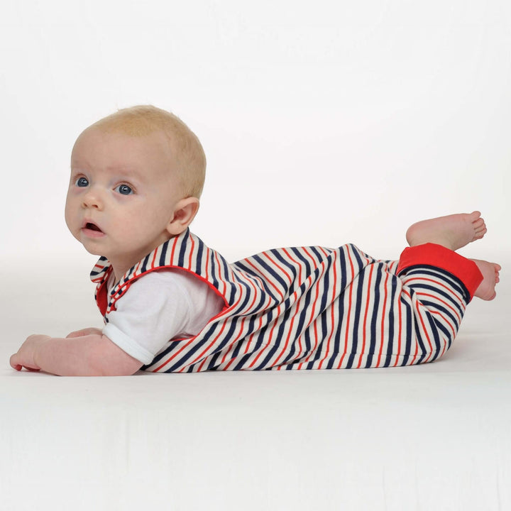 Baby Strampler PDF Schnittmuster LEO – Druckknopfleiste & Beinumschlag 56/62–92/98 auf einem Baby lying down.