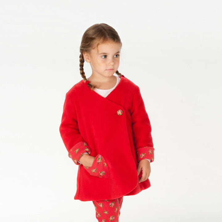Wickelkleid Schnittmuster MARIE PDF – 3 Varianten 92/98–128/134 rotes Wickelkleid für Mädchen mit Knöpfen und Taschen.