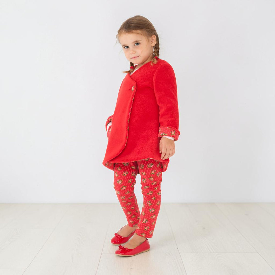 Wickelkleid Schnittmuster MARIE PDF – 3 Varianten 92/98–128/134: Mädchen in rotem Wickelkleid mit Leggings und Ballerinas.