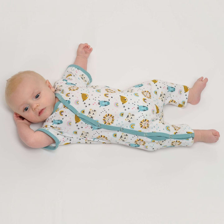 Baby Strampler PDF Schnittmuster LEON – 2-in-1 mit Druckknöpfen 50/56–98/104 auf einem Baby im Schlafanzug.