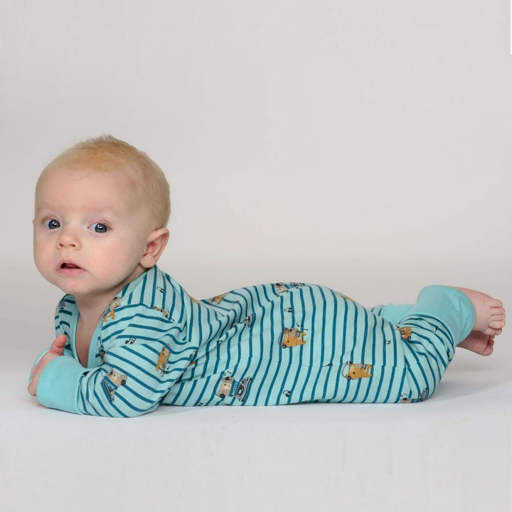 Baby Strampler PDF Schnittmuster DAVID – Schlafanzug mit Umschlagbündchen 50/56–98/104 auf einem Baby