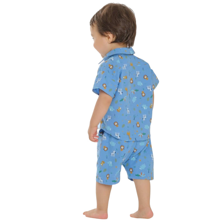 Schnittmuster Baby Hemd & Hose TOM NOAH PDF, Baby in blauer Kleidung, lässiges Set aus Hemd und Hose.