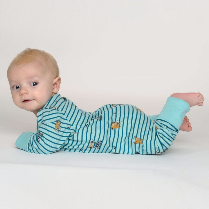 Baby Strampler PDF Schnittmuster DAVID – Schlafanzug mit Umschlagbündchen 50/56–98/104 in Verwendung bei einem Baby.