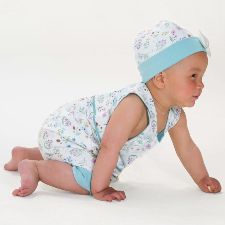 Baby Strampler PDF Schnittmuster DOLCE & Mütze MILA – Set 56/62–92/98 auf einem krabbelnden Baby.