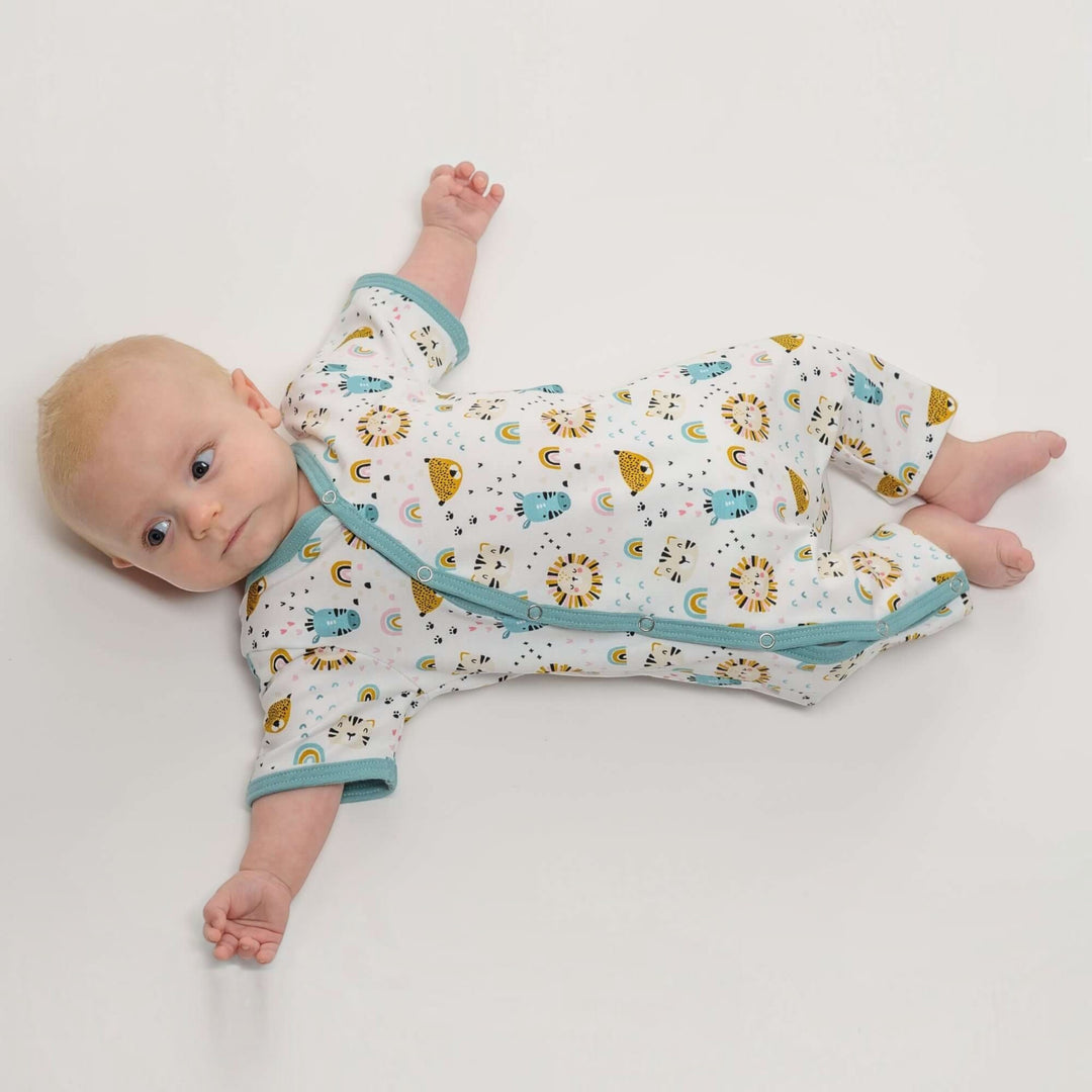 Baby Strampler PDF Schnittmuster LEON – 2-in-1 mit Druckknöpfen 50/56–98/104 - baby im Strampler mit bunten Tiermotiven