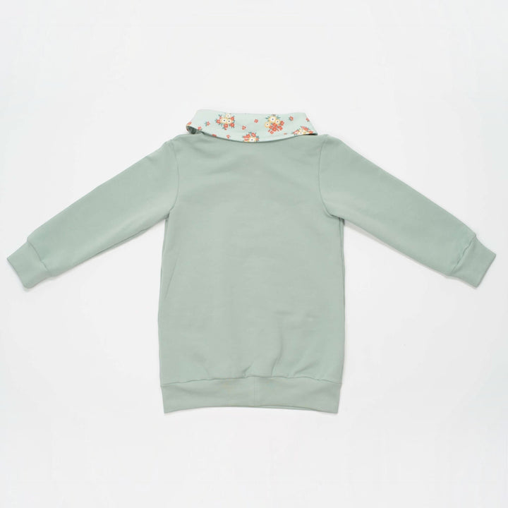 Kinder Hoodie PDF Schnittmuster ARWEN – Tunika mit Kapuze & Kragen 80/86–140/146: Rückansicht des grünen Hoodies.