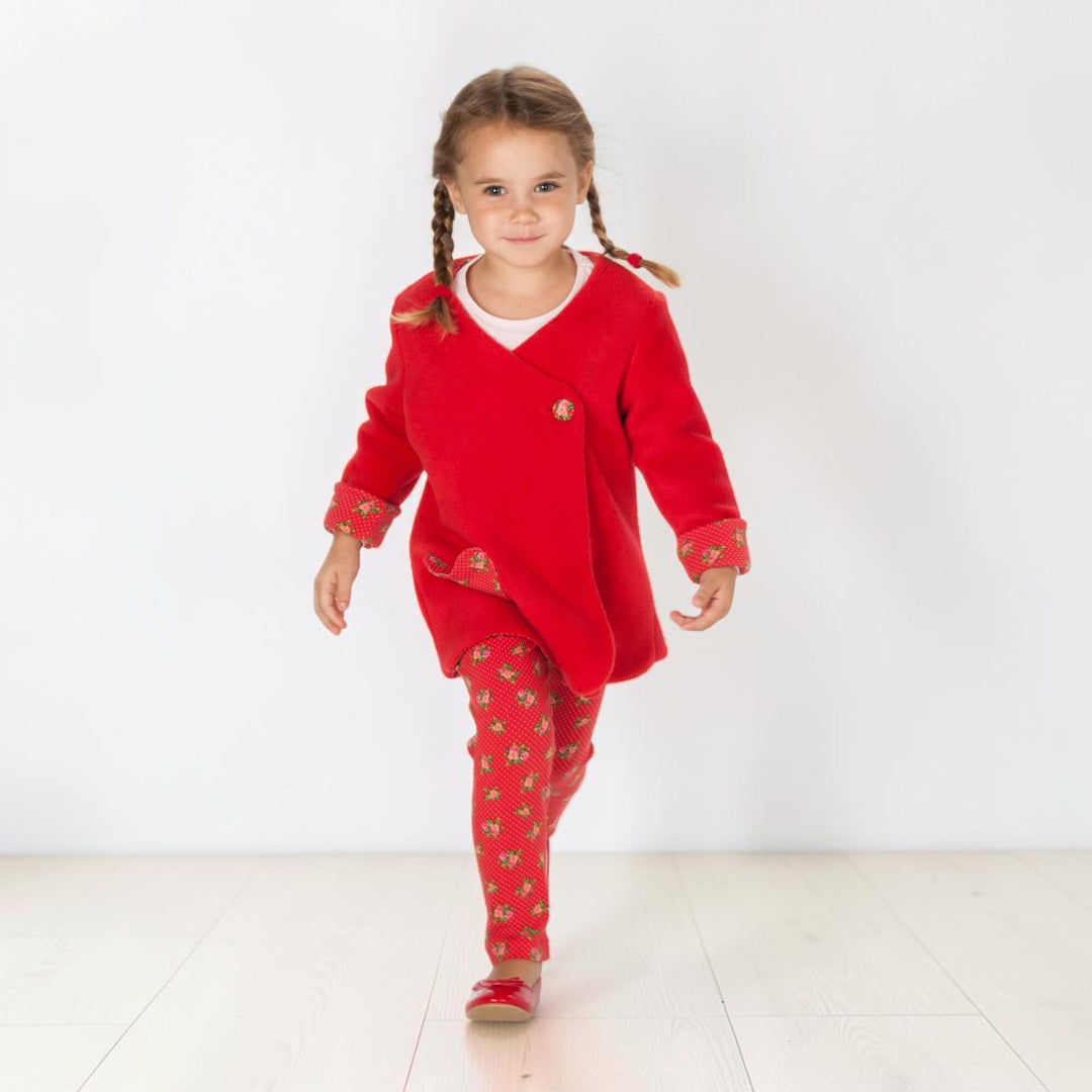 Wickelkleid Schnittmuster MARIE PDF – 3 Varianten 92/98–128/134: Mädchen in rotem Wickelkleid und Leggings.