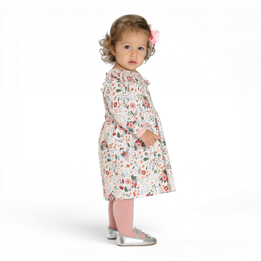 Babykleid PDF Schnittmuster ELLA – Retro Kleid mit 2 Varianten 50/56–98/104, Baby in floral dress with pink accents.