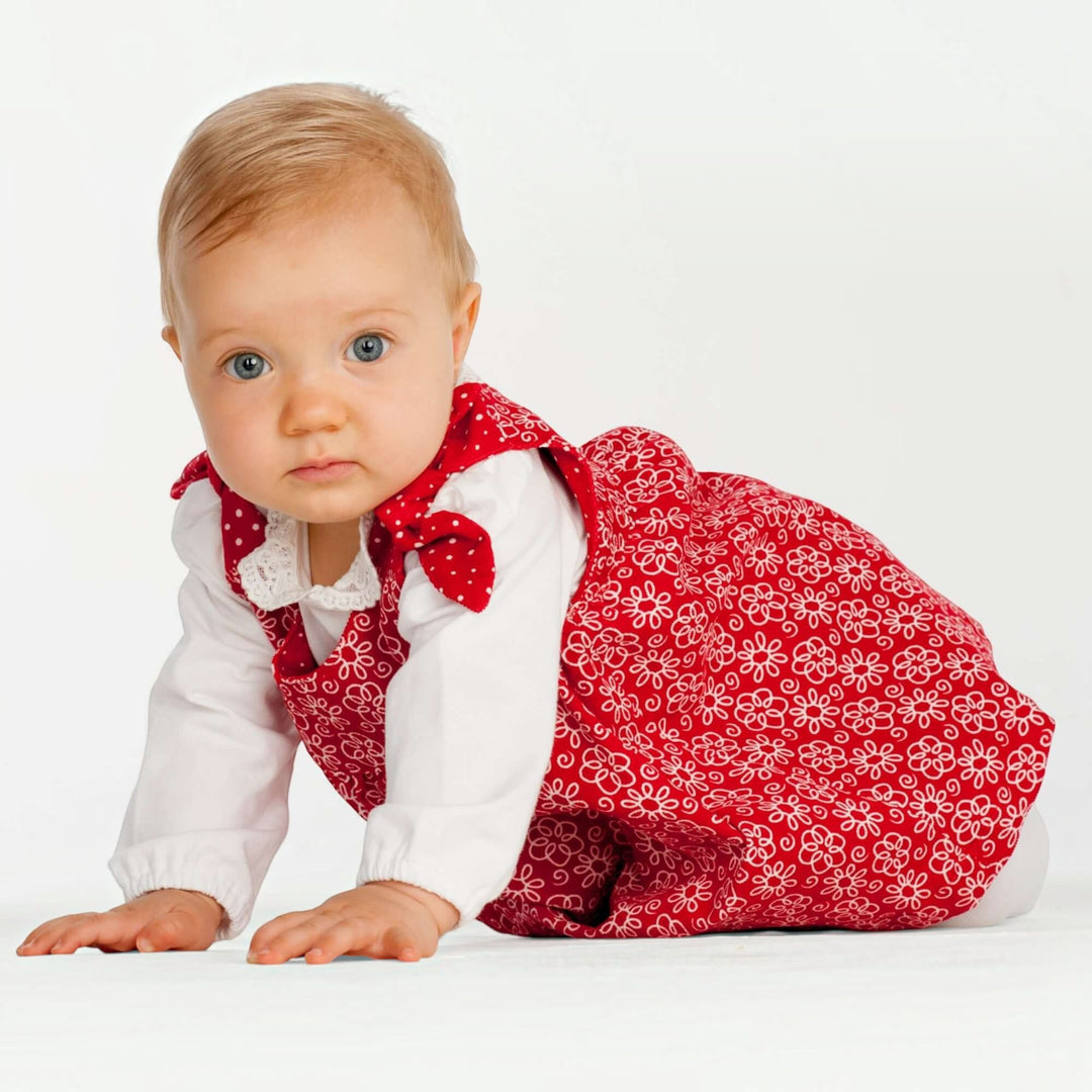 Baby Set PDF Schnittmuster BABY TWINSET – Trägerkleider & Pumphose 50/56–98/104 mit krabbelndem Baby in rotem Kleid.