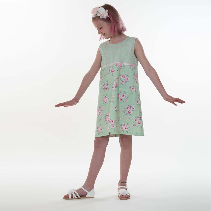 Mädchenkleid PDF Schnittmuster GEMMA – A-Linie mit Reißverschluss 92/98–152/158, ärmelloses Kleid mit Blumenmuster.
