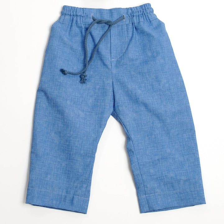 Schnittmuster Hose für Baby und Kinder NOAH lang u. kurz - bequeme Freizeithose in blau für Jungen.