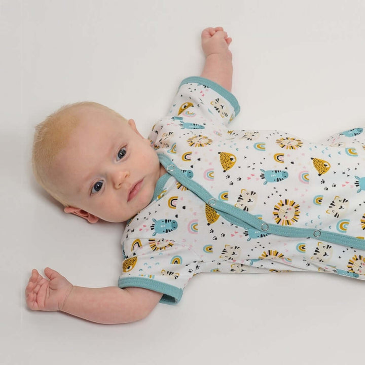 Baby Strampler PDF Schnittmuster LEON – 2-in-1 mit Druckknöpfen 50/56–98/104 Baby im Strampler