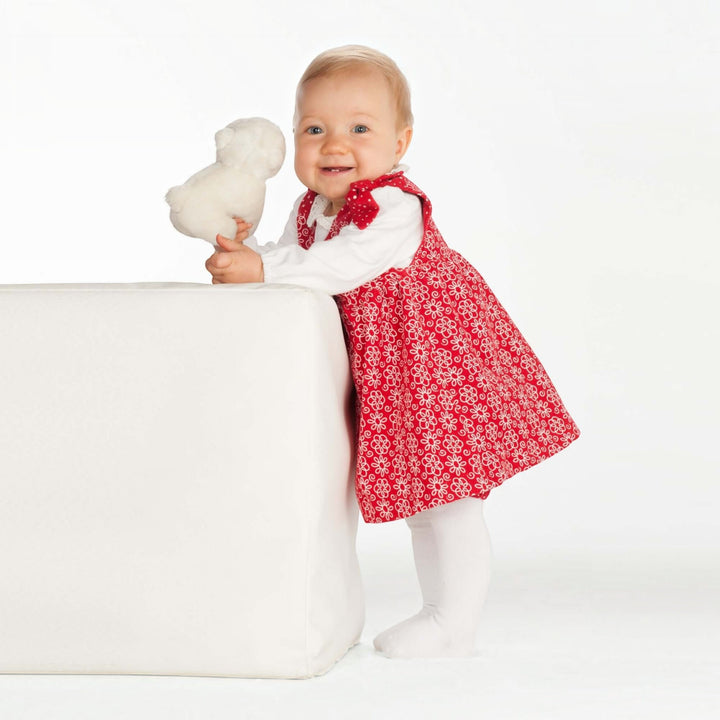 Baby Set PDF Schnittmuster BABY TWINSET – Trägerkleider & Pumphose 50/56–98/104, kleines Mädchen mit rotem Kleid und Stofftier.